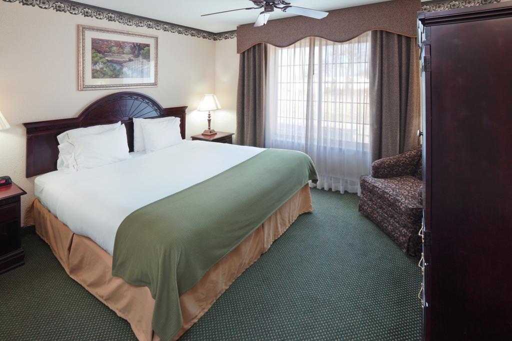 Holiday Inn Express Hotel & Suites Gainesville By Ihg Exterior foto